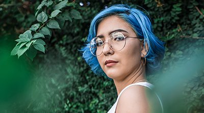 chica con el pelo teñido de azul
